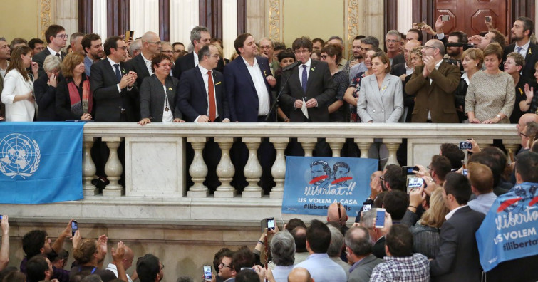 La juez ordena detener a Puigdemont y los cuatro ex consejeros que siguen con él