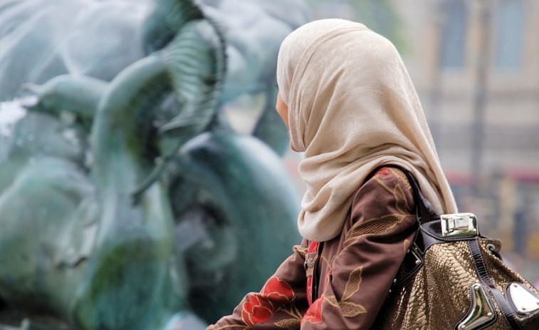 Denuncian islamofobia en Alvedro contra jóvenes con hiyab