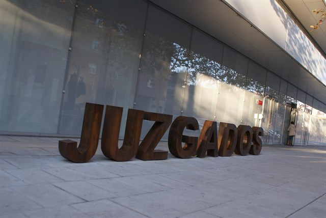 Orden de alejamiento para los propietarios de una perra arrojada desde un piso