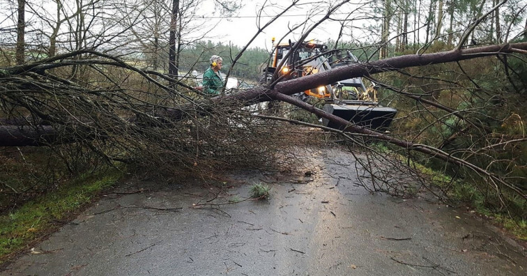 El primer temporal del otoño deja un reguero de incidencias en tierra, mar y aire