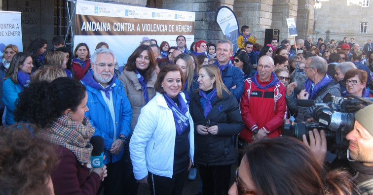 Un centenar de personas participan en la andada contra la violencia de género