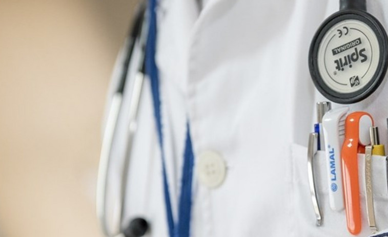 Acusan a la Xunta de discriminación a médicos que compatibilizan sanidad pública y privada