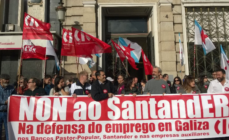 ​Delegados de la CIG protestan contra el ERE del Santander y no ven avances en la negociación