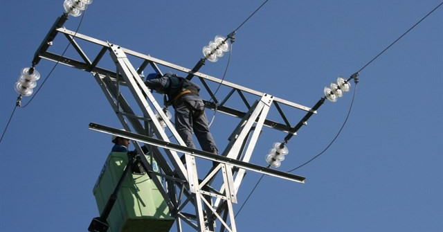 Operarios tendido electrico