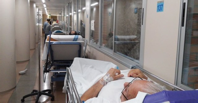 ​Enfermo de cáncer espera dos días para que le asignen una cama en el CHUS, denuncia asociación de pacientes