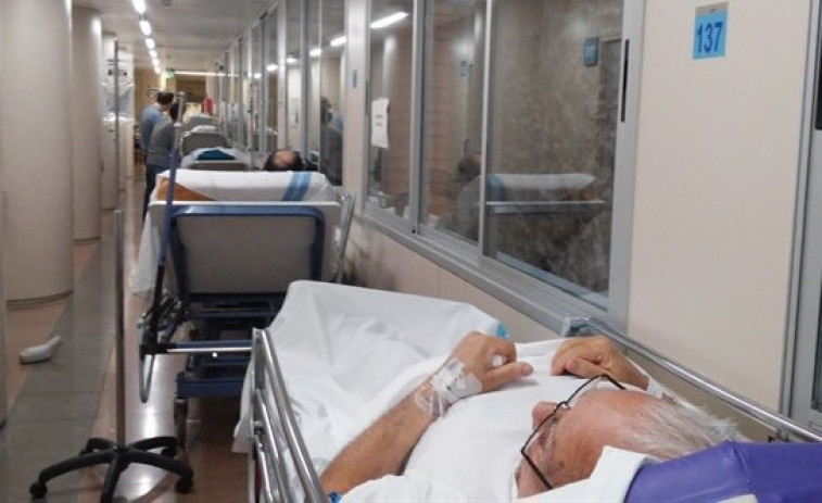 ​Enfermo de cáncer espera dos días para que le asignen una cama en el CHUS, denuncia asociación de pacientes