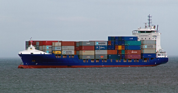 Contenedores buque mercante