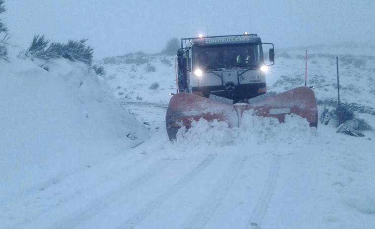 La nieve vuelve a dificultar la circulación en la A-52 y Pedrafita