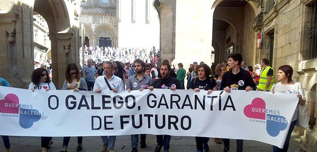 Miles de galegos maniféstanse en defensa da lingua polas rúas das cidades de Galicia