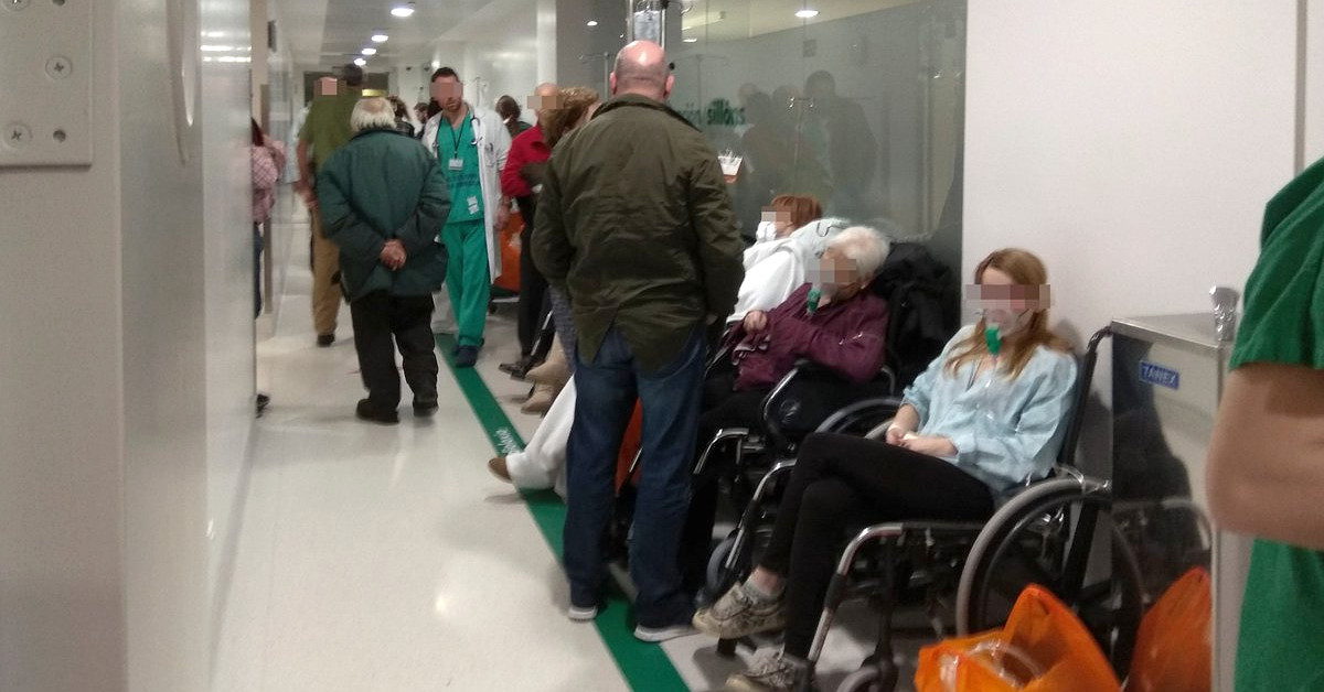 Urgencias pasillo CHUAC tw