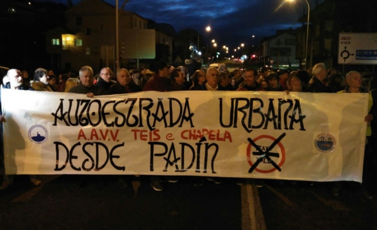 Cerca de 400 vecinos de Teis y Chapela se manifiestan en contra del peaje en Redondela