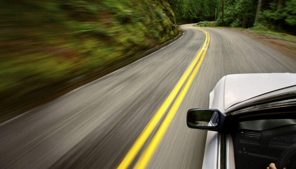 Coche carretera montanha