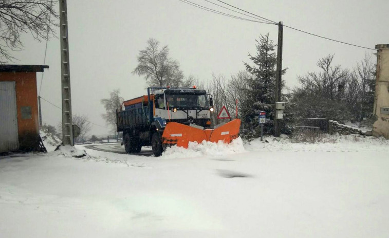 ​Acumulaciones de hasta 30 centímetros de nieve en carreteras de Lugo