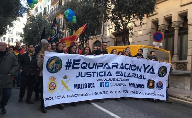 ​Santiago acoge la primera manifestación en Galicia por la equiparación salarial