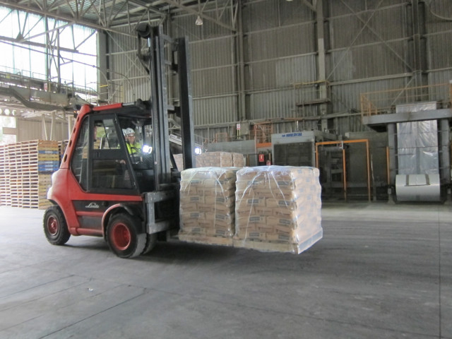 Un trabajador de la factoría de Cosmos en Córdoba transporta sacos de cemento
