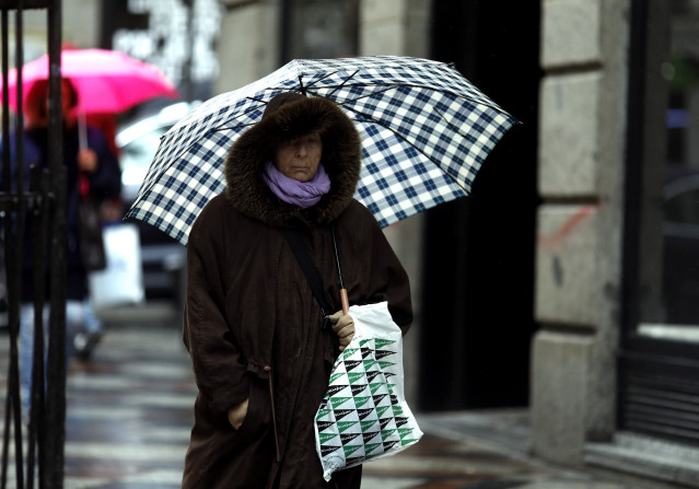 Persona con paraguas por la lluvia