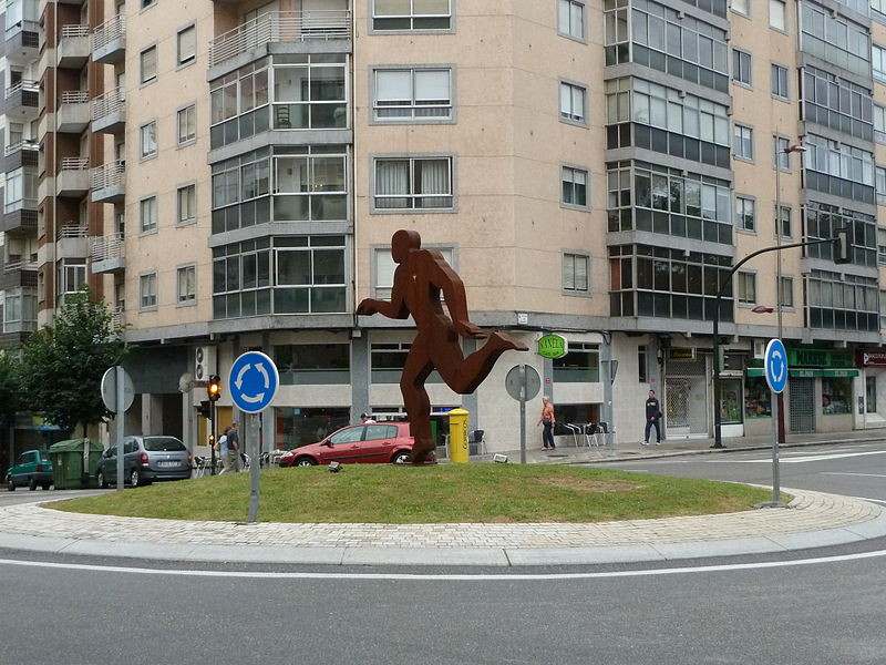 800px P1160843 Escultura El Corredor Ramu00f3n Conde Vigo 01
