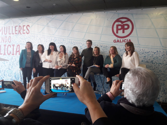Feijóo en un acto con mujeres en A Coruña