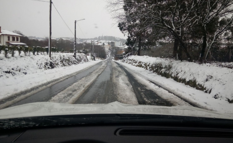 Las primeras nieves obligan a actuar en carreteras de 10 ayuntamientos