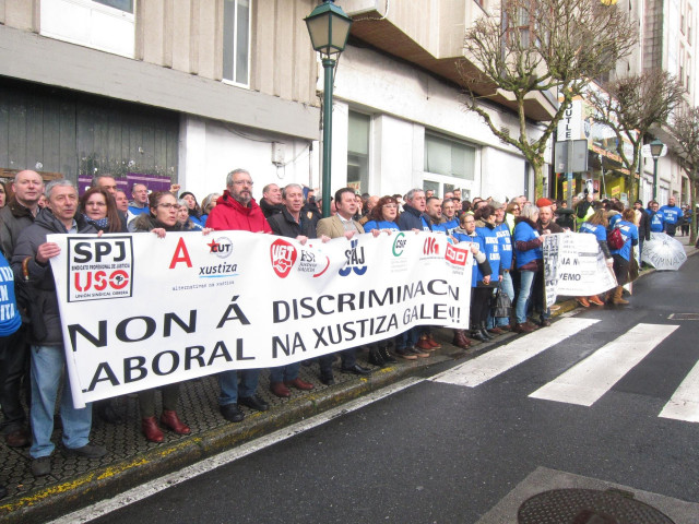 Trabajadores de la justicia protestan ante el Parlamento de Galicia