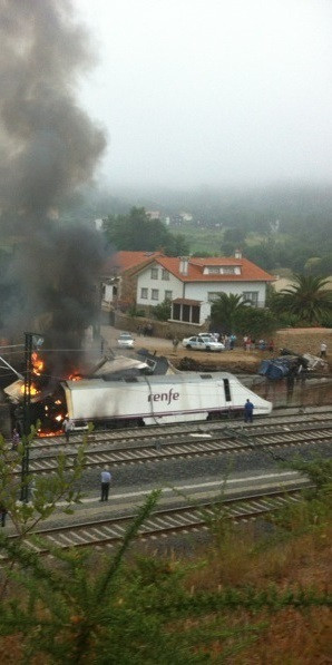 La locomotora del tren Alvia, instantes después del accidente en Angrois