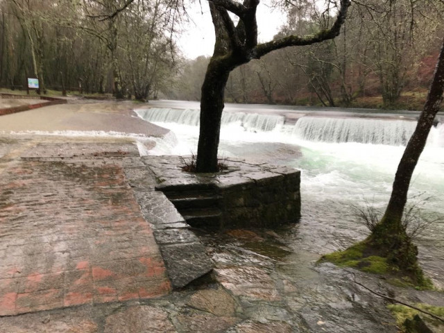 Desbordamiento del río en Ponte Caldelas por las lluvias