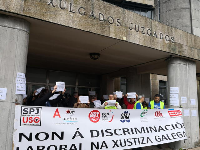 Funcionarios de justicia se concentran ante los juzgados de Santiago