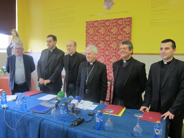El obispo de Tui-Vigo, Luis Quinteiro, y varios sacerdotes