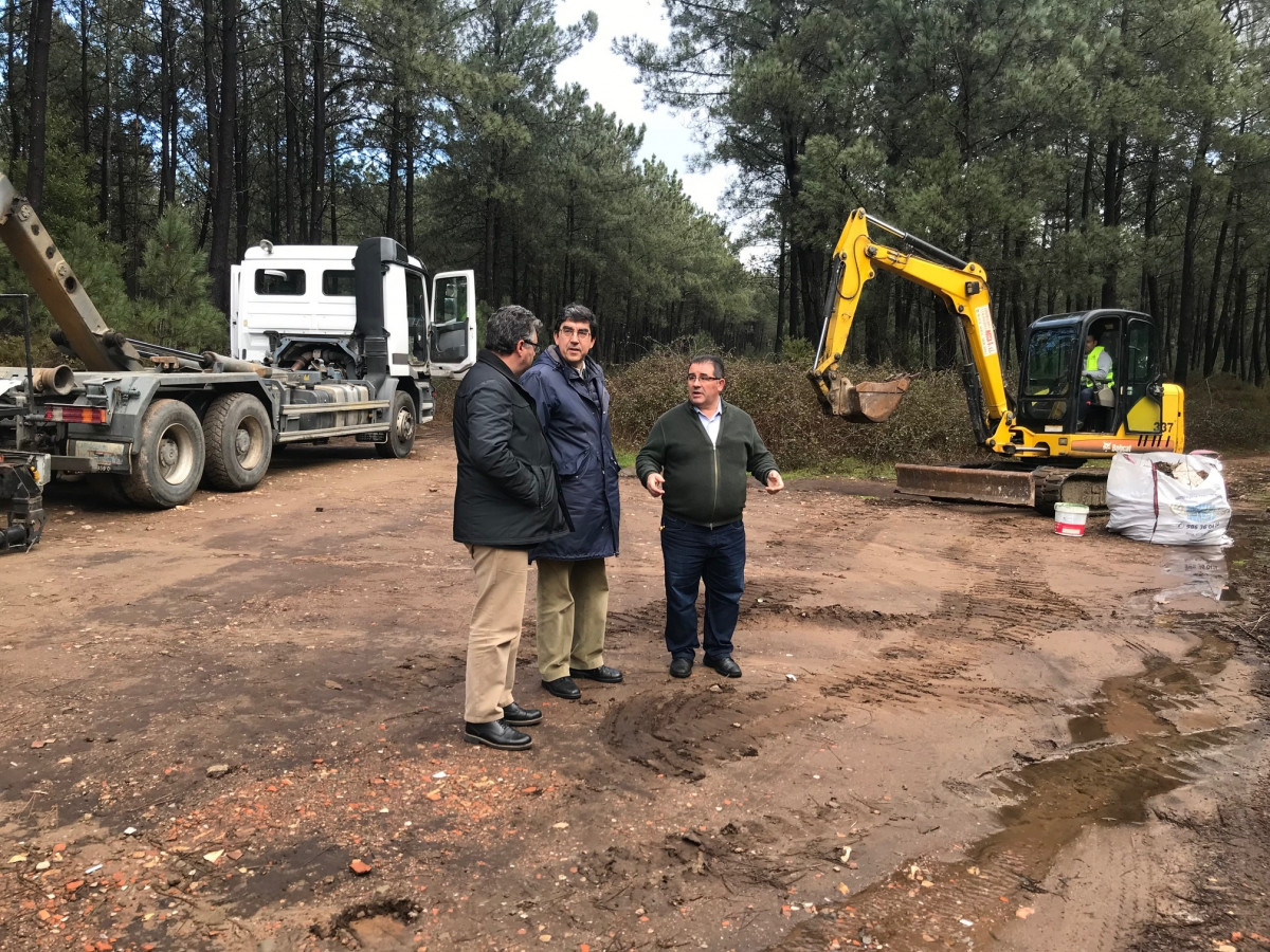 Visita de López-Chaves y Bas a un foco de vertidos incontrolados