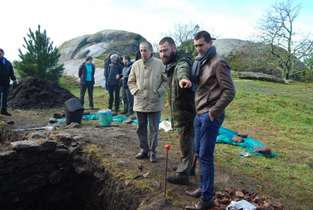 Visita de miembros del Gobierno de O Porriño a la fortaleza de Faro de Budiño