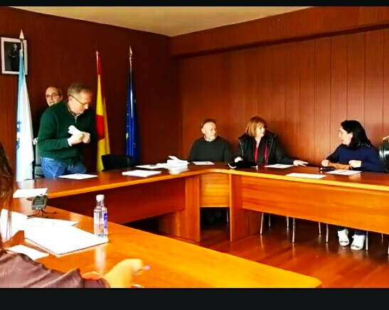 Vídeo: Alcalde de Touro rompe en el Pleno los papeles de los críticos con la mina