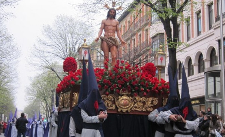 ¿Qué precauciones deben tomar los porteadores durante las procesiones de Semana Santa?