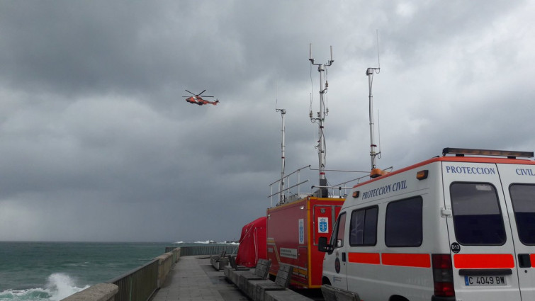 Pese a las muertes, al menos 12 personas saltaron el precinto de las playas coruñesas