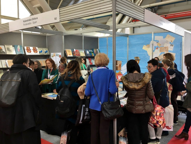 Stand de la editorial gallega Kalandraka en una feria en Bolonia