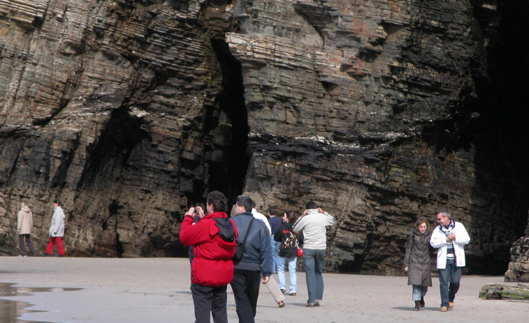 Joven muere al caerle una piedra en la Praia das Catedrais