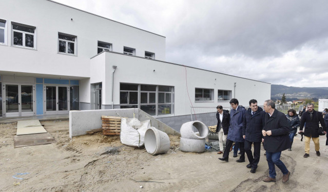 El conselleiro de Educación, Román Rodríguez, en Soutomaior.