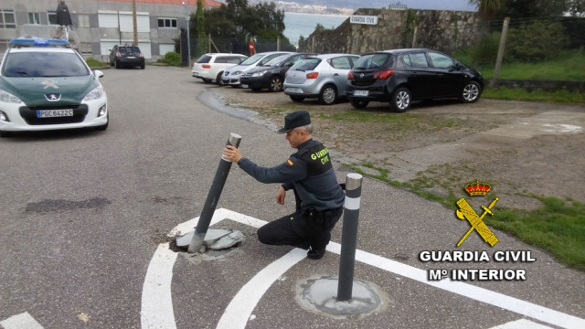 Guardia Civil sujeta un bolardo tirado por un conductor sin carné
