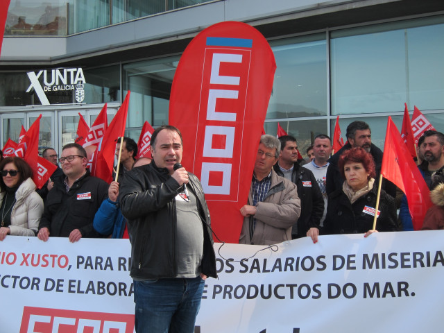 Concentración de CC.OO. Industria ante la sede de la Xunta