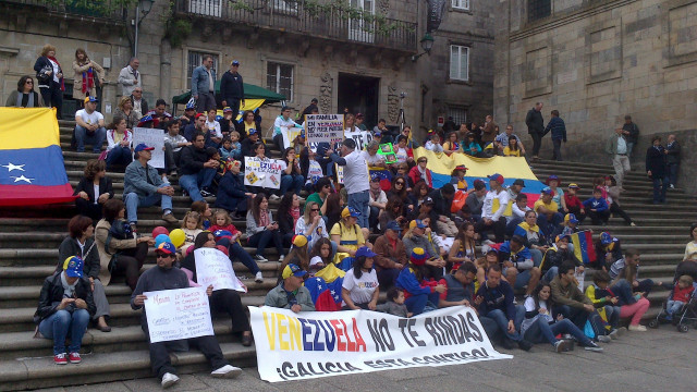 Venezolanos se manifiestan en Santiago en defensa de Capriles