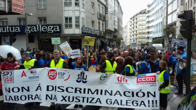 Manifestación en Santiago de funcionarios de Justicia