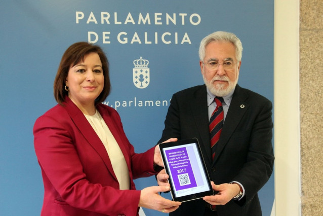 Susana López Abella entrega el informe de violencia de géner a Miguel Santalices