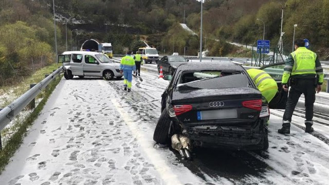 Accidentes, incluída una colisión múltiple en la AP-9, por el granizo