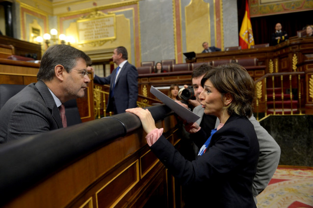Yolanda Díaz (En Marea) entrega a Catalá la carta de funcionarios de justicia