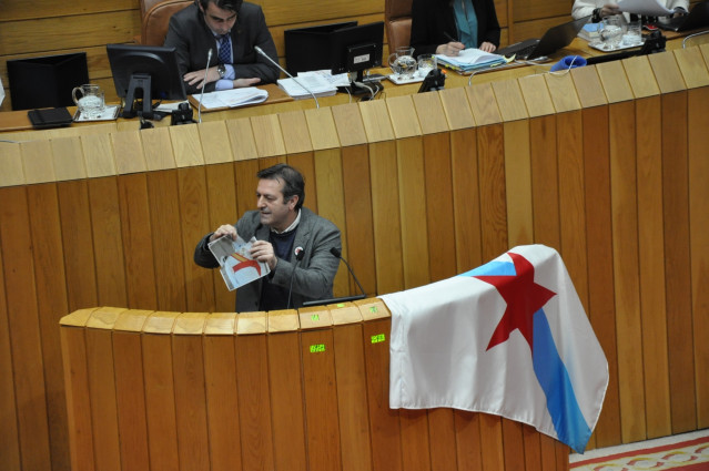 Luís Bará rompe fotos del Rey en una sesión plenaria del Parlamento de Galicia