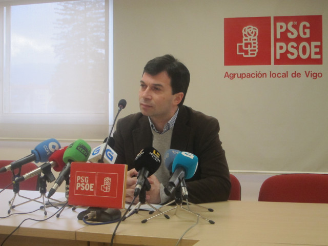Gonzalo Caballero en rueda de prensa en Vigo