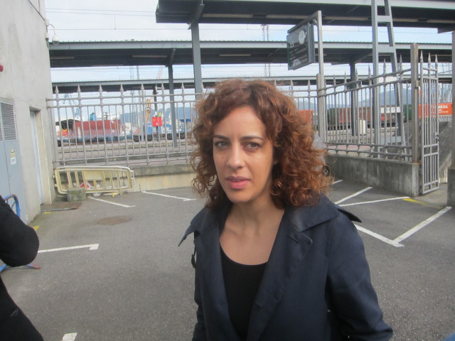 Alexandra Fernández, de En Marea, en la estación de Guixar