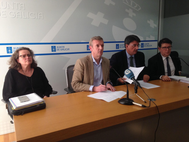 El conselleiro Rueda, en medio, junto al director de Xustiza