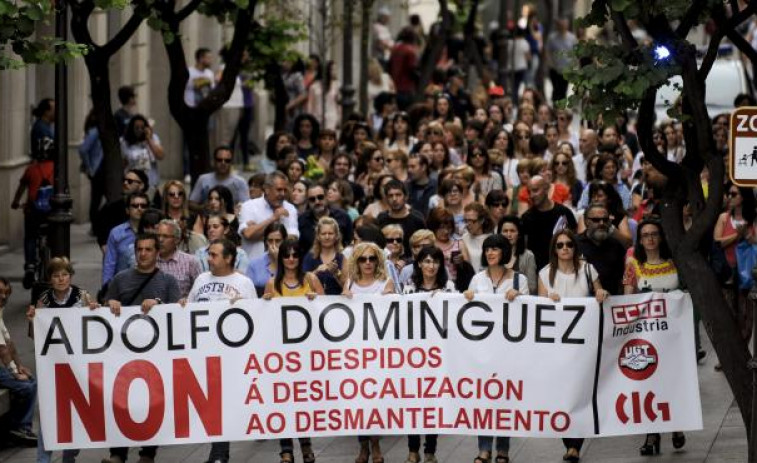 As traballadoras de Adolfo Domínguez saen ás rúas de Ourense en contra dos despedimentos