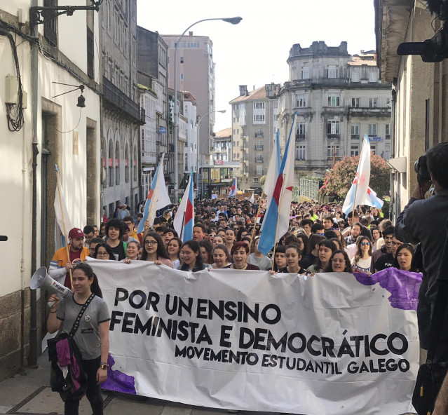 Estudiantes se manifiesta en santiago durante la huelga del 19 de abril