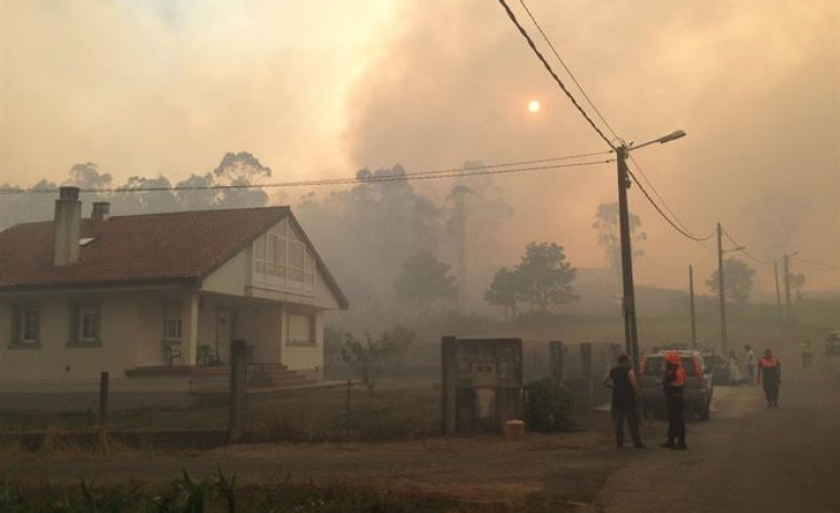 Un incendio forestal lleva consumidas más de 20 hectáreas en Figueiras cerca de Santiago